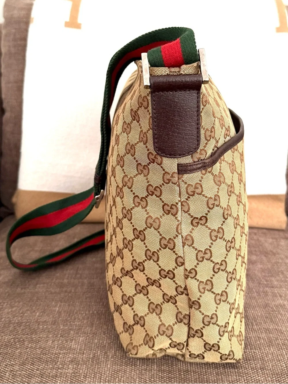 Gucci authentic brown canvas messanger bag unisex crossbody red green strap